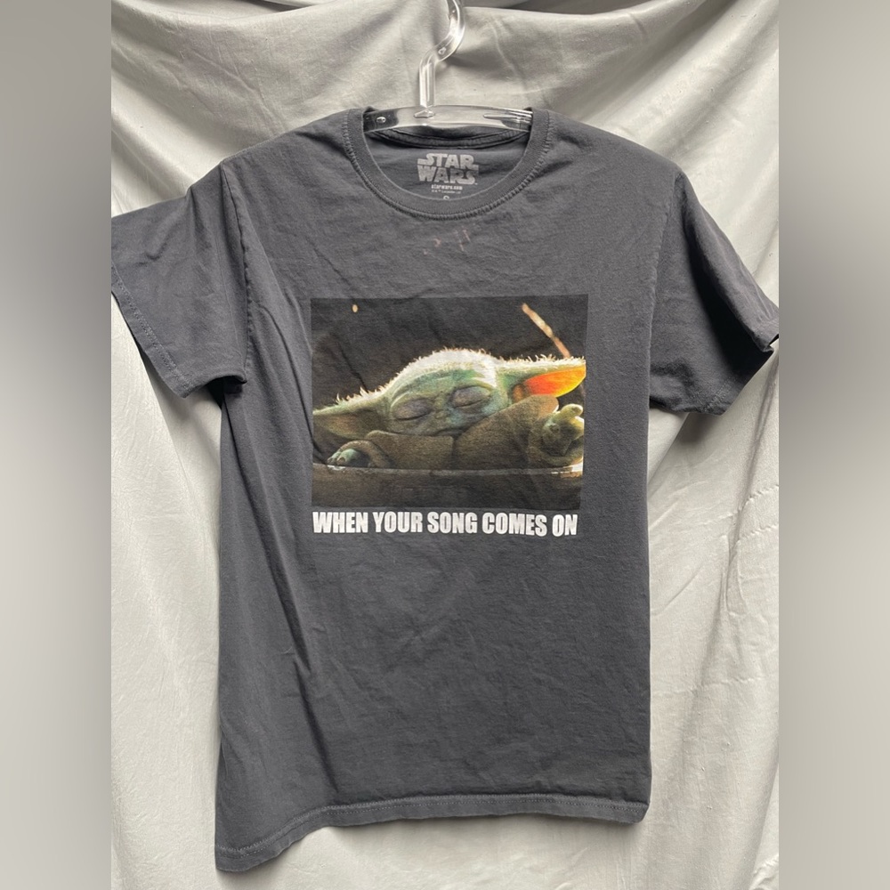 🔴Small Star Wars tshirt with small bleach spot